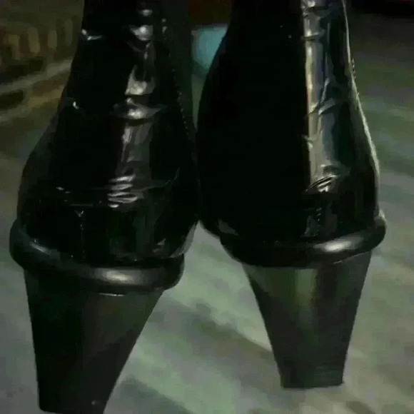 Donald J. Pliner Black Suede Heeled Boot with Faux Croc Embossing Size 6 1/2 M - Picture 10 of 15